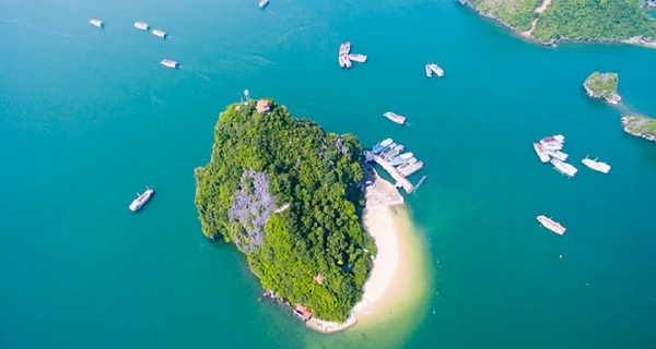 beautiful islands in Ha Long Bay