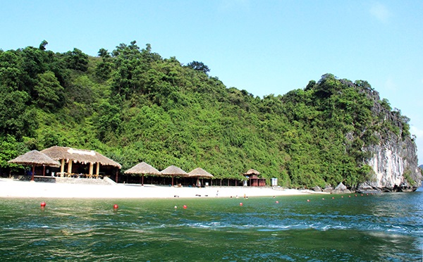beautiful islands in Ha Long Bay