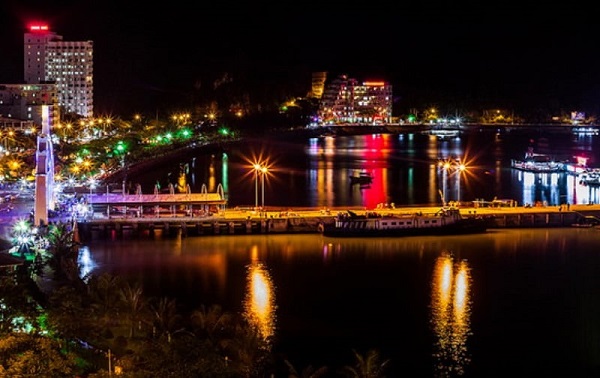 Discover the nightlife in Cat Ba